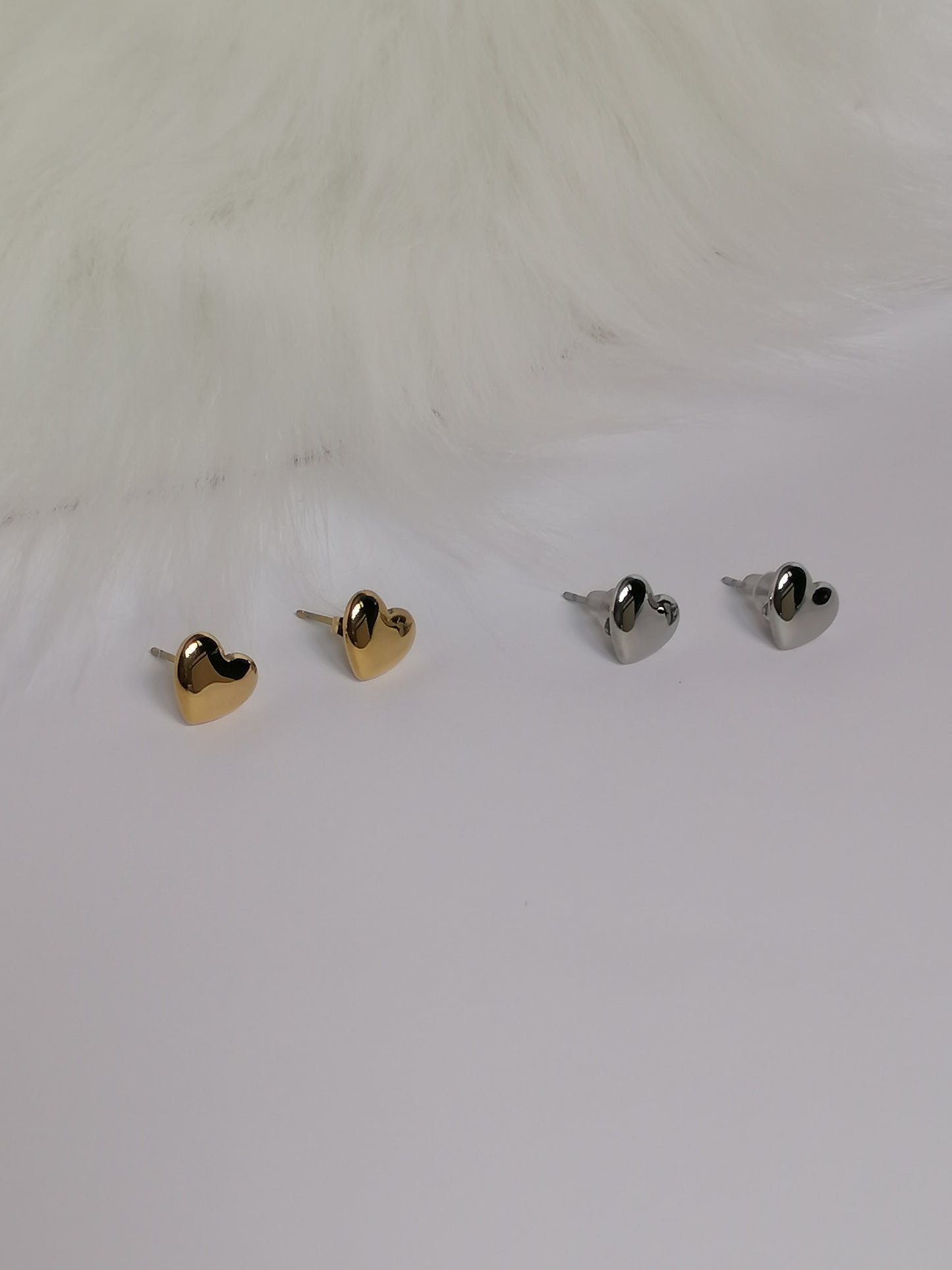 Brincos em aço coração básico