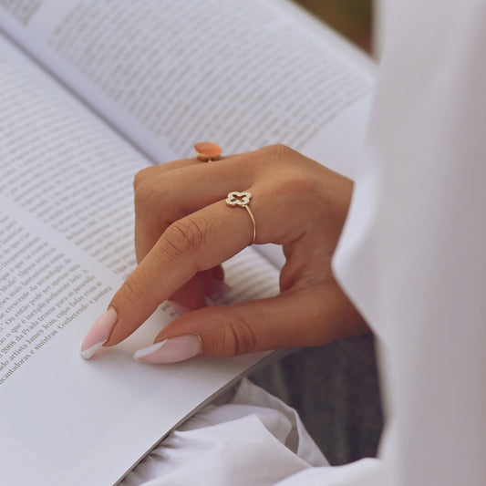 Anillo ajustable de acero con forma de trébol y diamantes